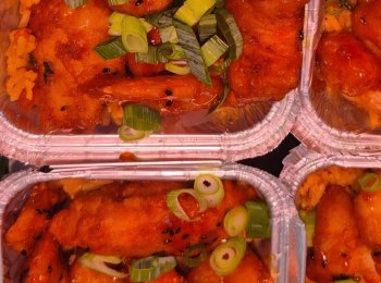 Nasi met kibbeling en garnalen.
